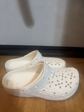Ivory flower cut out crocs